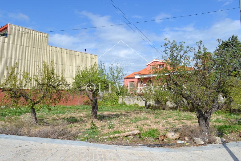 Solar urbano ideal para construir vivienda unifamiliar