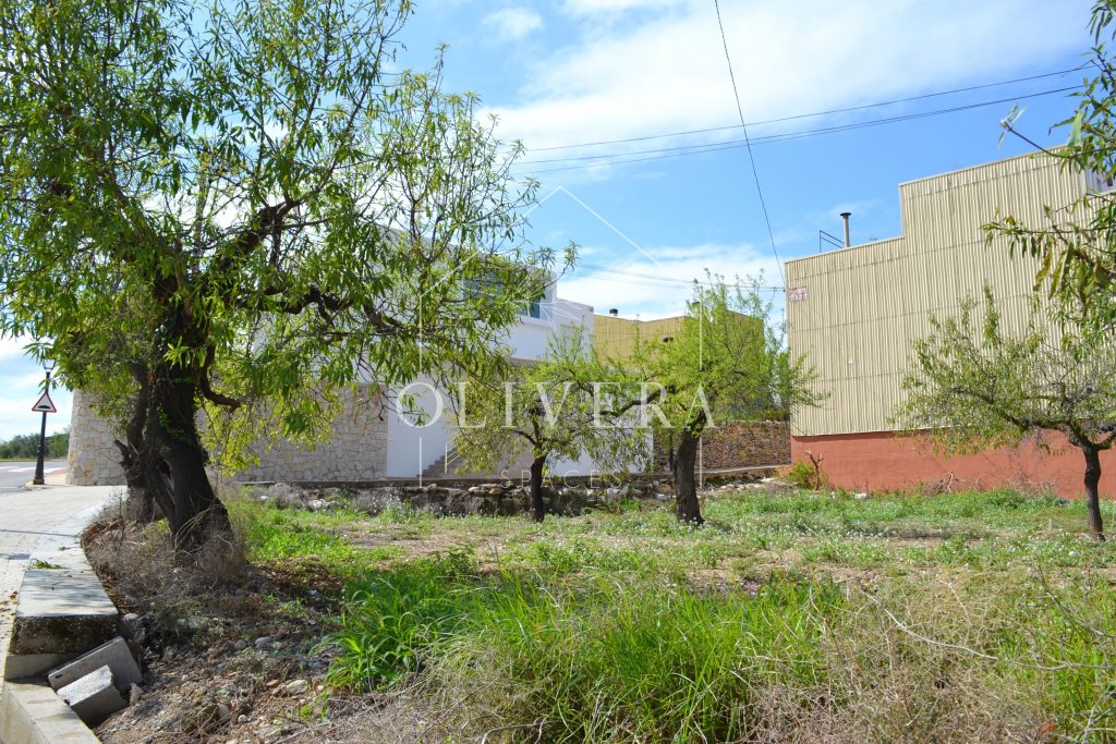 Solar urbano ideal para construir vivienda unifamiliar