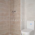 baño incorporado en la habitación, con lavabo, wc y plato de ducha grande