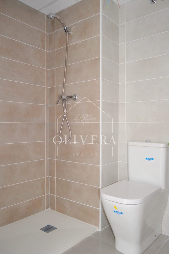 baño incorporado en la habitación, con lavabo, wc y plato de ducha grande