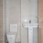 baño incorporado en la habitación, con lavabo, wc y plato de ducha grande
