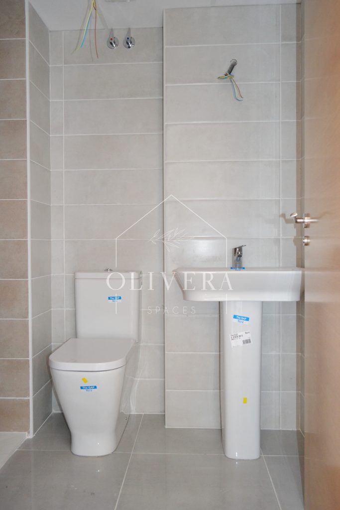 baño incorporado en la habitación, con lavabo, wc y plato de ducha grande