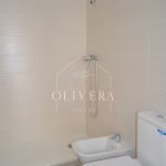 baño con lavabo, wc, bidet y plato de ducha grande