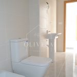 baño con lavabo, wc, bidet y plato de ducha grande
