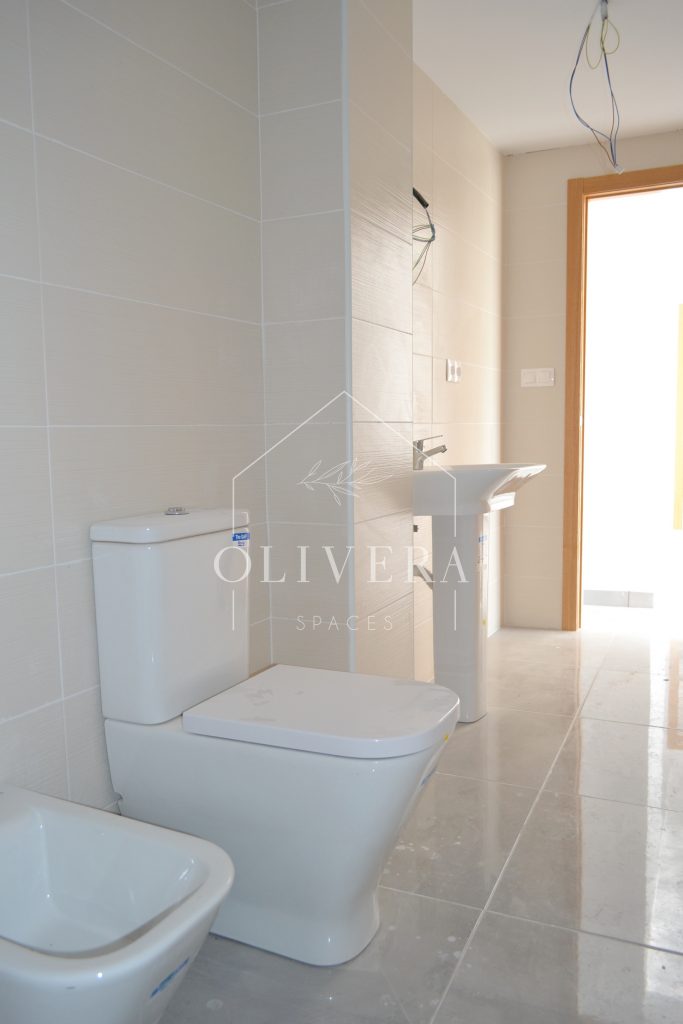 baño con lavabo, wc, bidet y plato de ducha grande