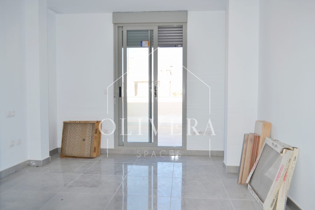 tercera habitación, con pequeña terraza propia y muy luminosa