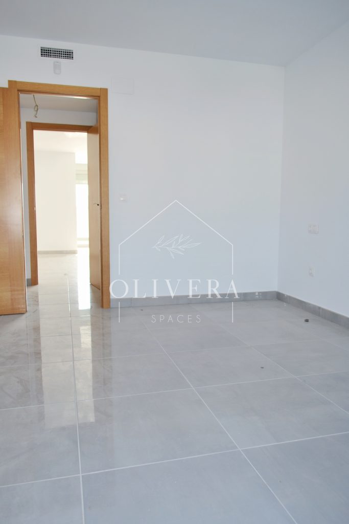 tercera habitación, con pequeña terraza propia y muy luminosa