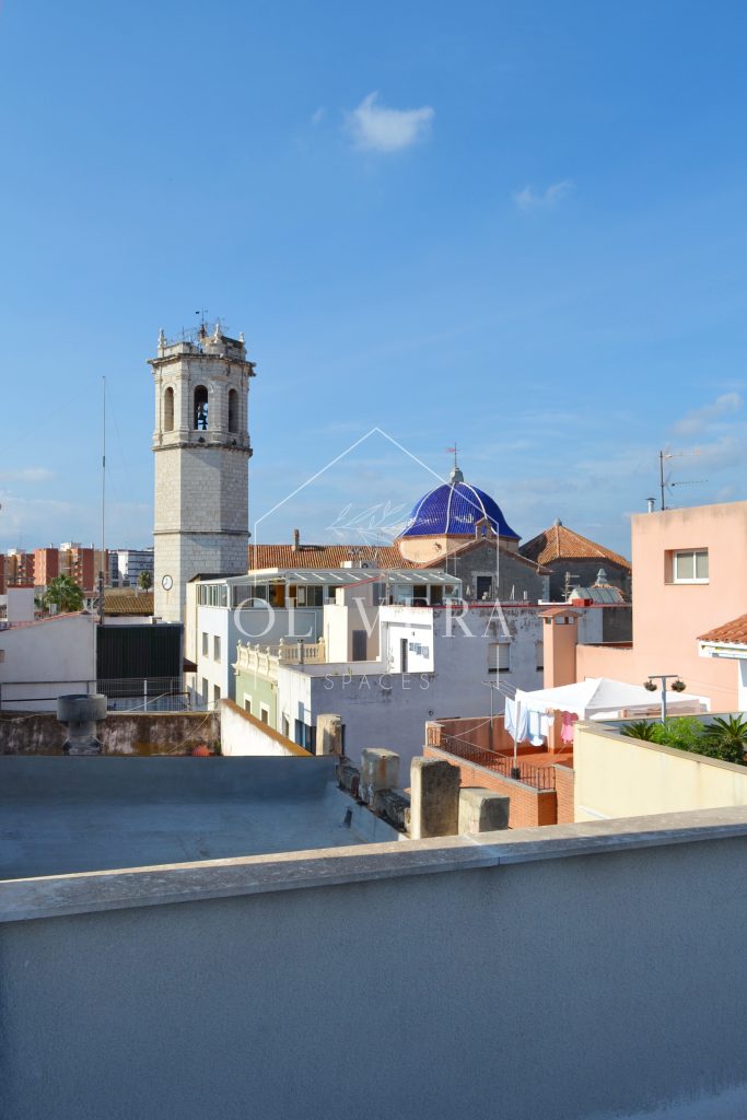 Vistas desde la tercera habitación al campanario y cúpula de la ciudad