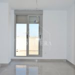 primera habitación, con acceso a la terraza y muy luminosa