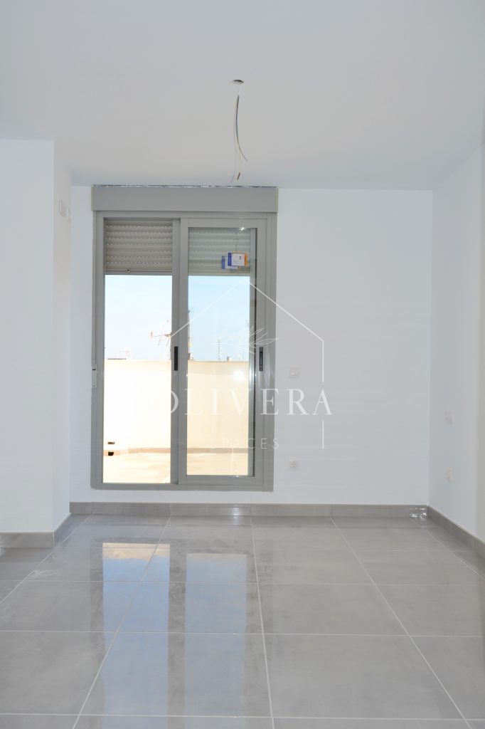 primera habitación, con acceso a la terraza y muy luminosa