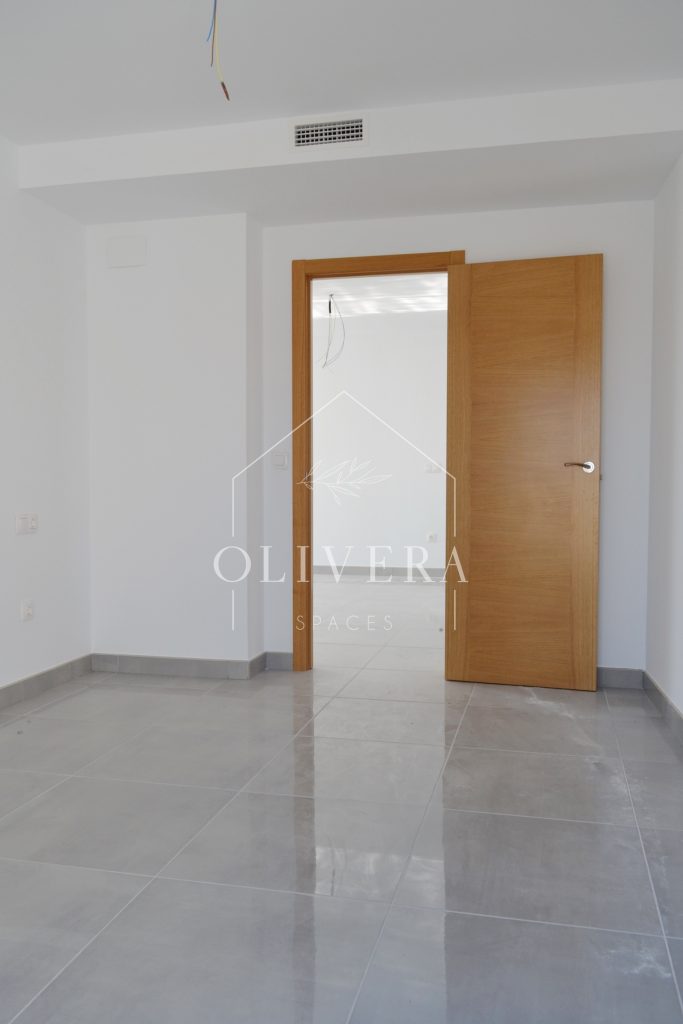 primera habitación, con acceso a la terraza y muy luminosa