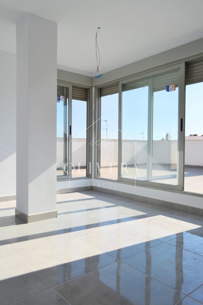 segunda habitación, acristalada y muy luminosa