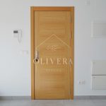 Puerta de entrada acabado madera con videoportero