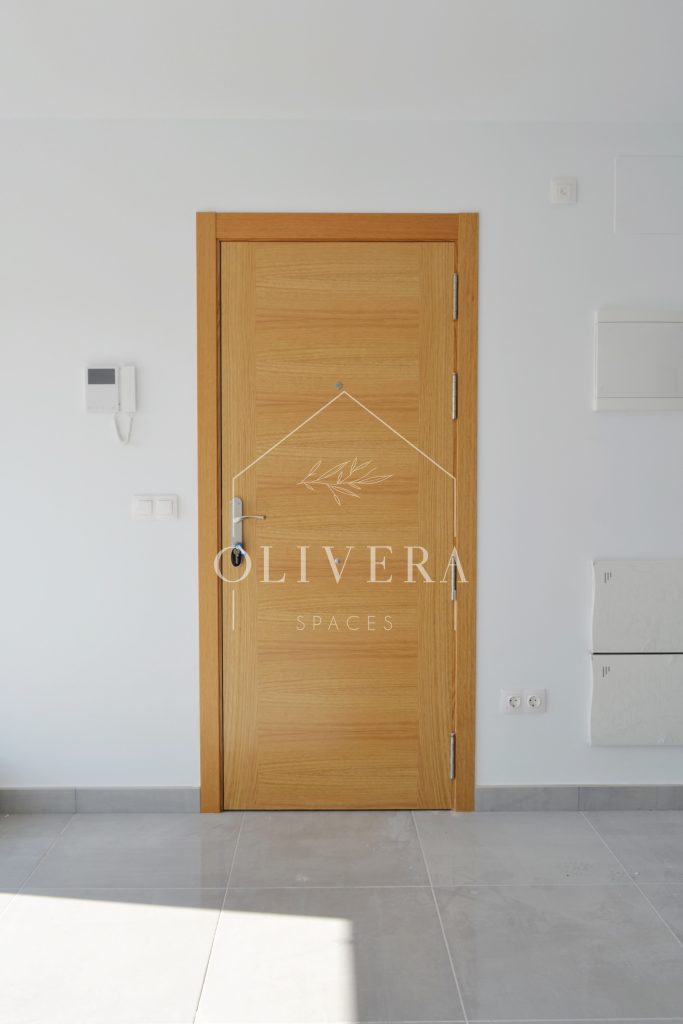 Puerta de entrada acabado madera con videoportero