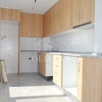 Cocina muy luminosa con acceso a la terraza, acabados color madera