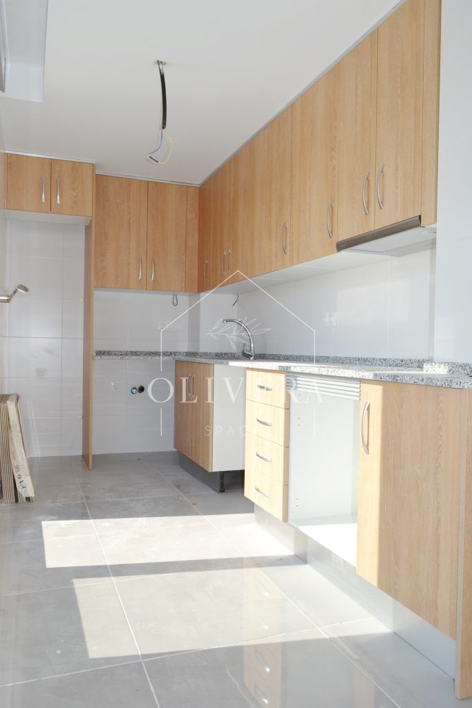 Cocina muy luminosa con acceso a la terraza, acabados color madera