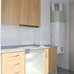 Cocina muy luminosa con acceso a la terraza, acabados color madera