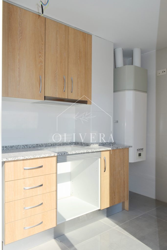 Cocina muy luminosa con acceso a la terraza, acabados color madera
