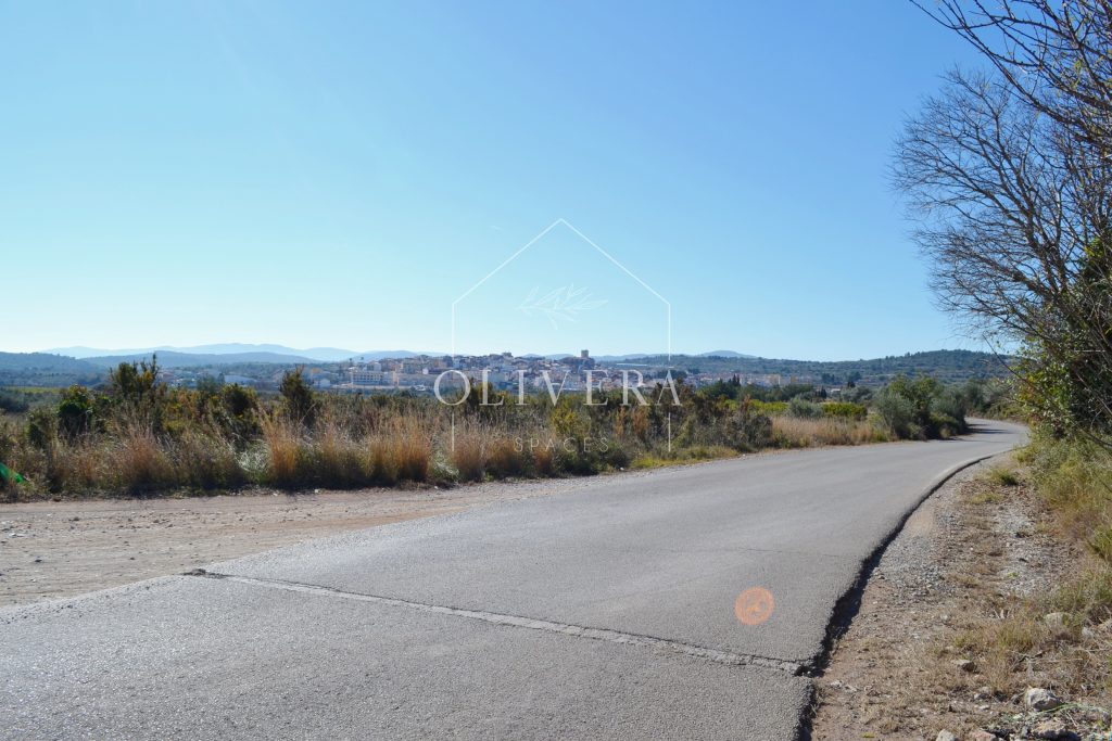 Terreno rústico edificable de 20.600 metros en Càlig, al lado de la carretera, buenos accesos