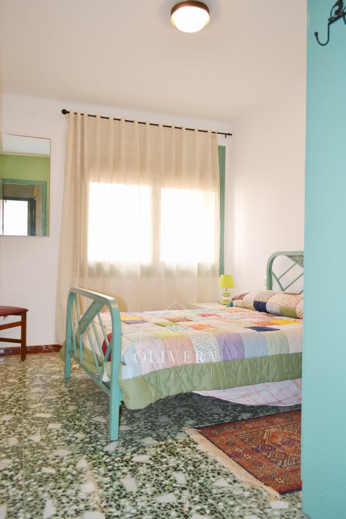 Habitación 4 con cama de matrimonio, armario de tres puertas y espejo. Ventana exterior.