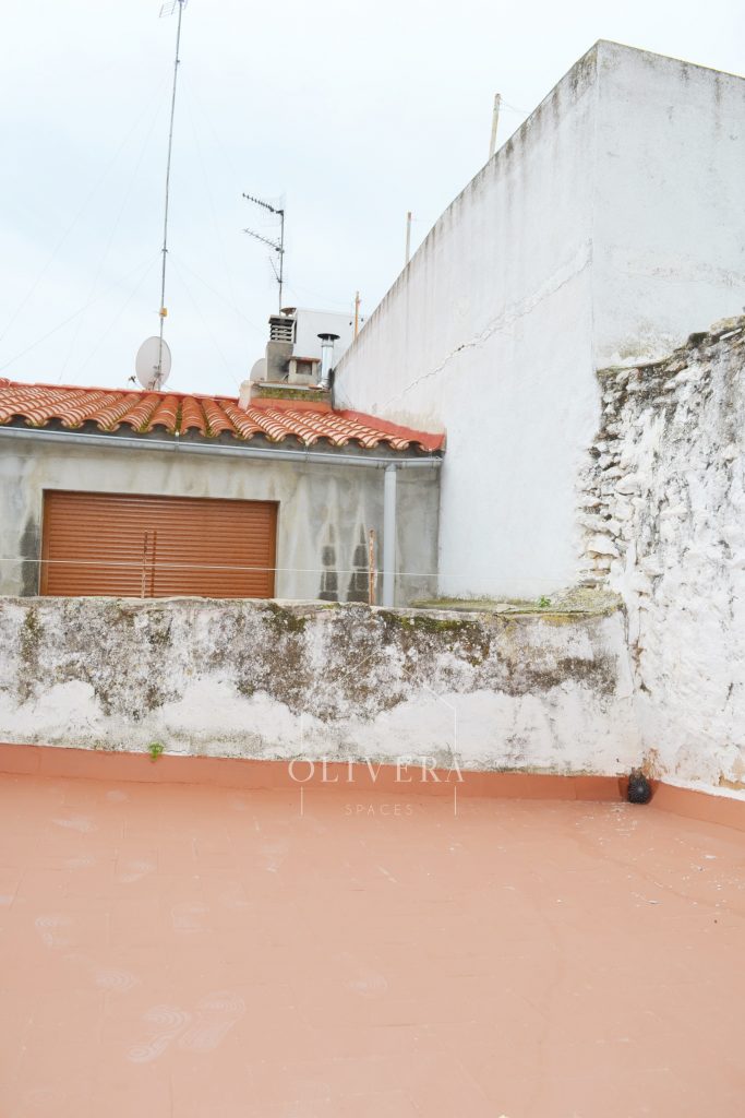 Terraza exterior situada en la planta alta, comunica con un patio interior.