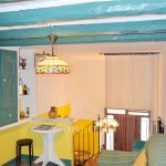 Salón con dos sofás, armario, chimenea y estantería