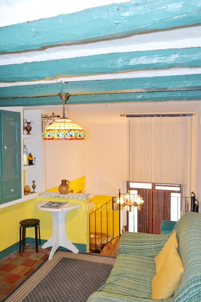 Salón con dos sofás, armario, chimenea y estantería