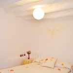 Habitación 2 con cama de matrimonio, mesitas, espejo y armario de tres puertas.