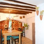 comedor con mesa rectangular para 6 personas y trastero