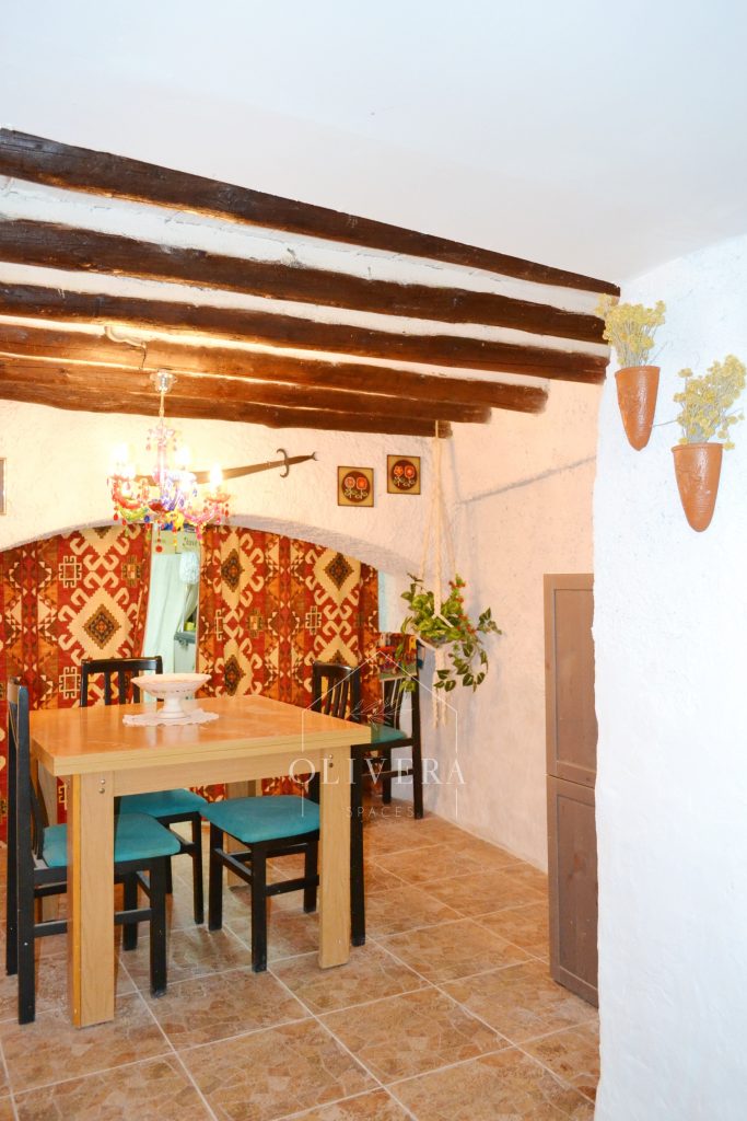 comedor con mesa rectangular para 6 personas y trastero