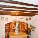 comedor con mesa rectangular para 6 personas y trastero