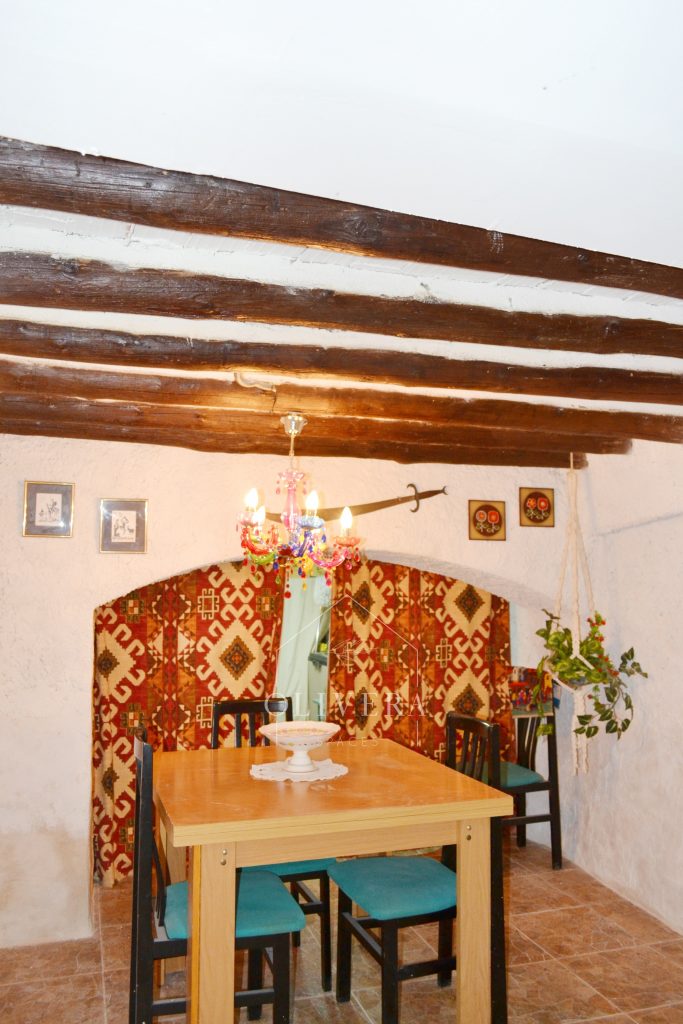 comedor con mesa rectangular para 6 personas y trastero