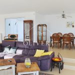 El salón-comedor es muy amplio, con una chimenea como protagonista y preciosas vistas al gran jardín (con césped natural) y al mar.