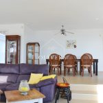 El salón-comedor es muy amplio, con una chimenea como protagonista y preciosas vistas al gran jardín (con césped natural) y al mar.