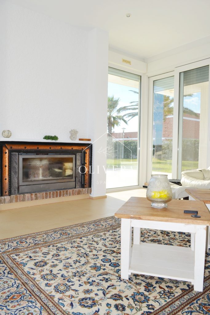 El salón-comedor es muy amplio, con una chimenea como protagonista y preciosas vistas al gran jardín (con césped natural) y al mar.