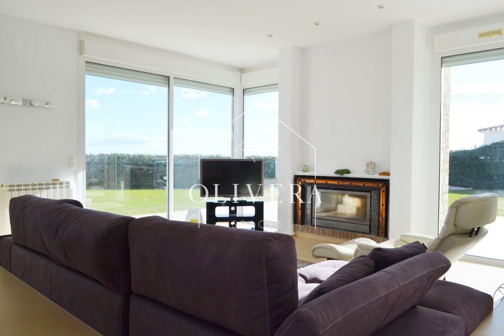 El salón-comedor es muy amplio, con una chimenea como protagonista y preciosas vistas al gran jardín (con césped natural) y al mar.