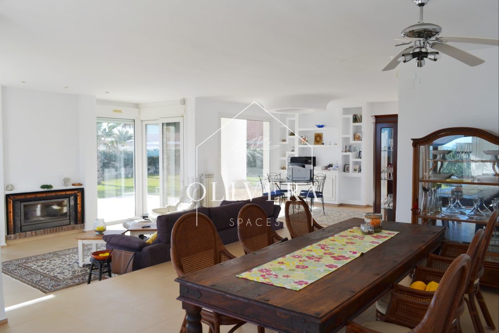 El salón-comedor es muy amplio, con una chimenea como protagonista y preciosas vistas al gran jardín (con césped natural) y al mar.