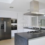 La cocina está completamente equipada con nevera, vinoteca, horno, microondas y lavavajillas. Desde la cocina hay acceso a la zona de la piscina y barbacoa y a un cuarto adjunto destinado a despensa-lavadero.