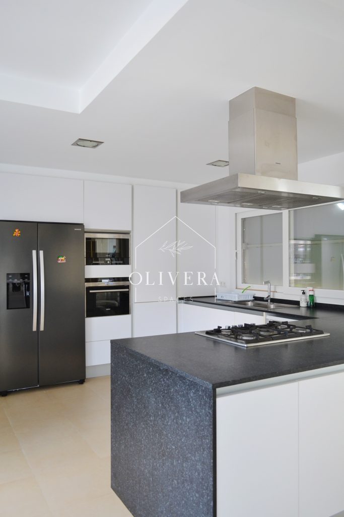 La cocina está completamente equipada con nevera, vinoteca, horno, microondas y lavavajillas. Desde la cocina hay acceso a la zona de la piscina y barbacoa y a un cuarto adjunto destinado a despensa-lavadero.