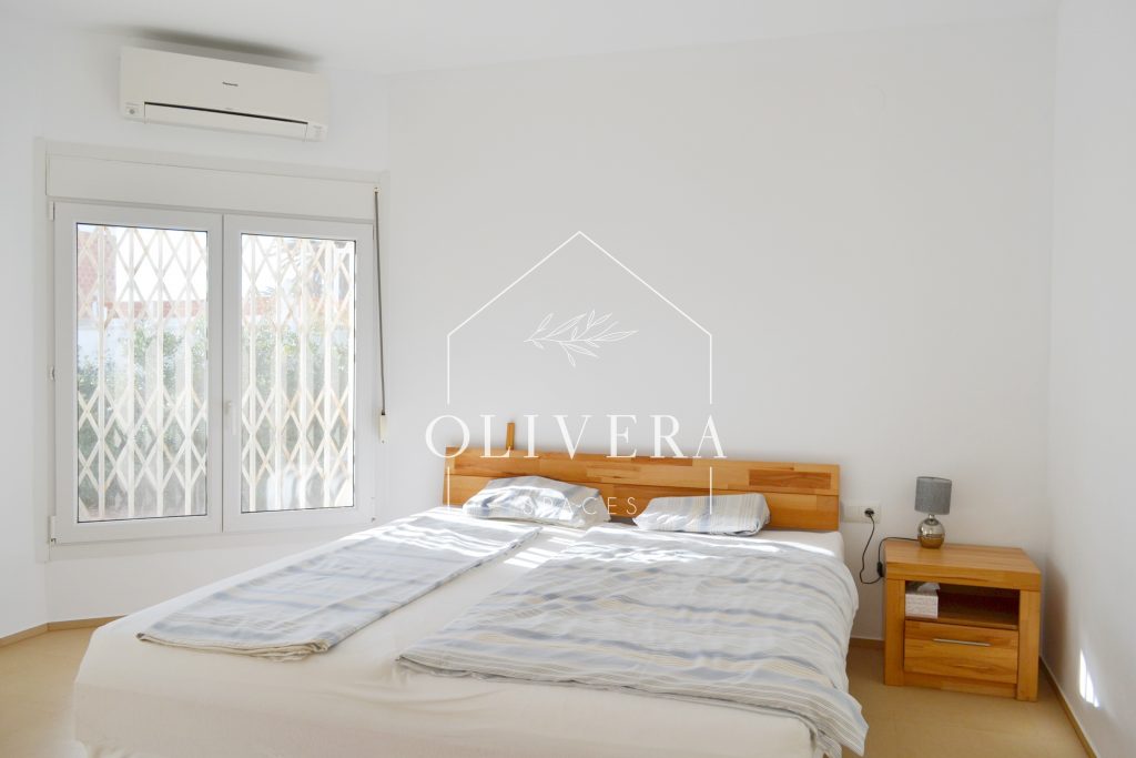 Habitación principal con cama doble, armarios empotrados y cuarto de baño con bañera de hidromasaje