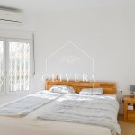 Habitación principal con cama doble, armarios empotrados y cuarto de baño con bañera de hidromasaje