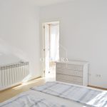 Habitación principal con cama doble, armarios empotrados y cuarto de baño con bañera de hidromasaje