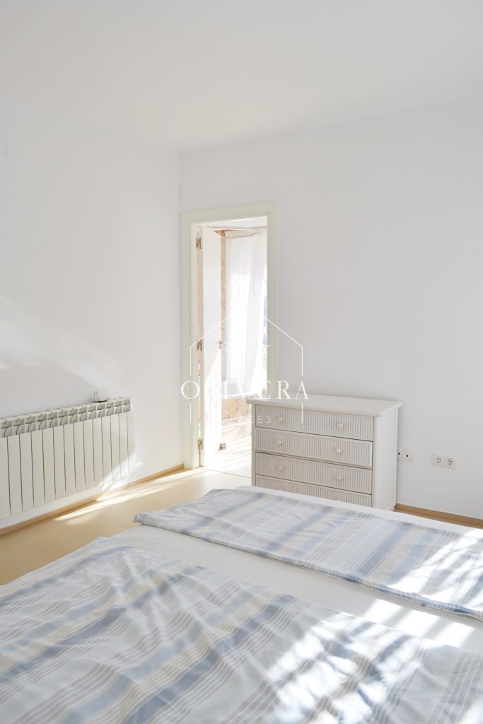 Habitación principal con cama doble, armarios empotrados y cuarto de baño con bañera de hidromasaje