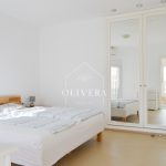 Habitación principal con cama doble, armarios empotrados y cuarto de baño con bañera de hidromasaje