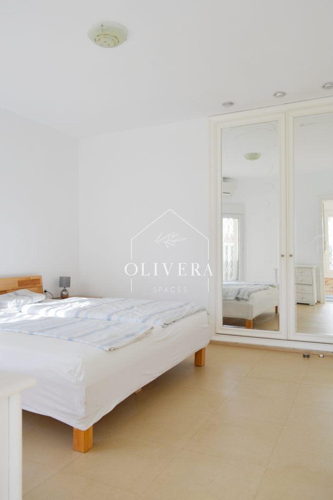 Habitación principal con cama doble, armarios empotrados y cuarto de baño con bañera de hidromasaje