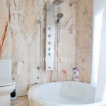 Cuarto de baño ubicado dentro de la habitación principal. cuenta con bañera de hidromasaje