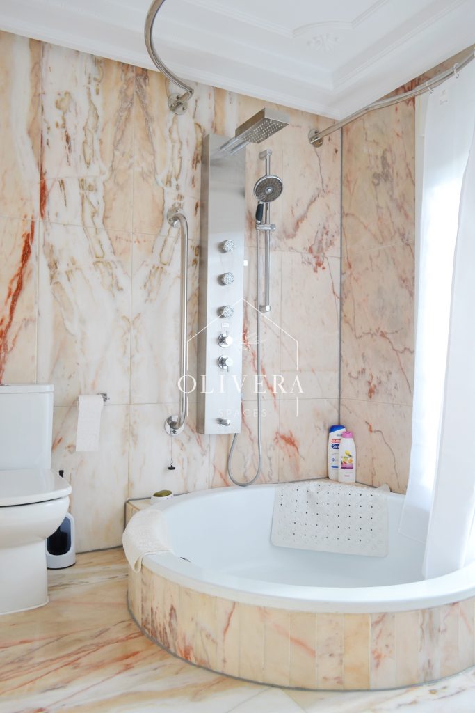 Cuarto de baño ubicado dentro de la habitación principal. cuenta con bañera de hidromasaje