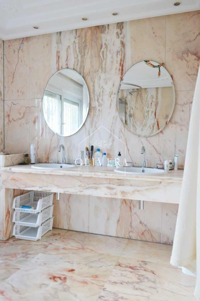 Cuarto de baño ubicado dentro de la habitación principal. cuenta con bañera de hidromasaje