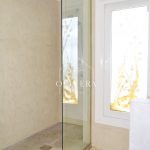 Cuarto de baño con plato de ducha