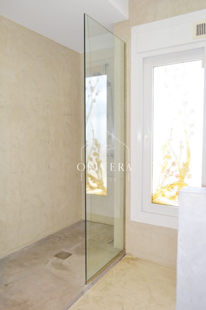 Cuarto de baño con plato de ducha